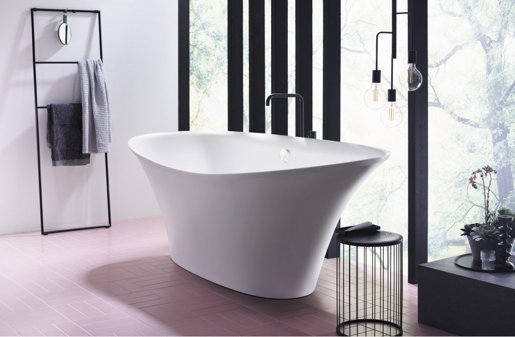 Eine Wanne zum Entspannen: Die ergonomisch geformte Badewanne der Serie Badu von burgbad